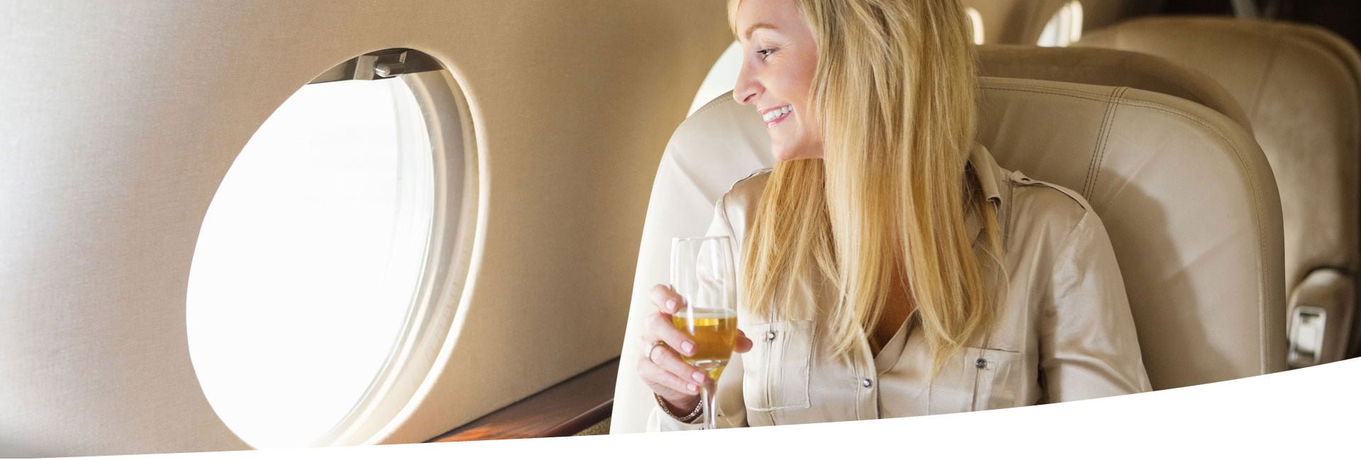 Eurojets headerbeeld vrouw champagne shape